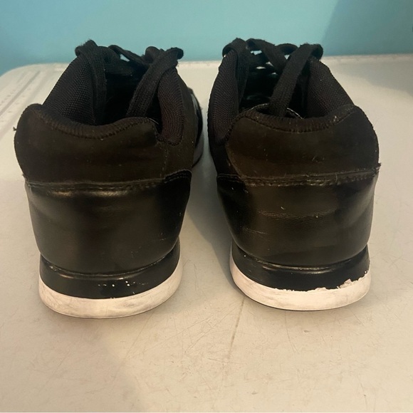 Guess  women’s black runners‎ in size 7.5 - Picture 3 of 12